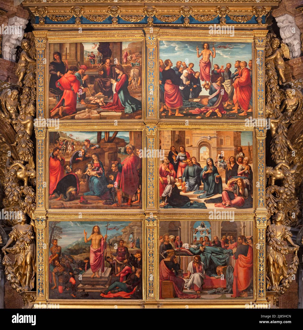 VALENCIA, SPANIEN - 14. FEBRUAR 2022: Gemälde des Hauptaltars in der Kathedrale von Fernando Yanez de la Almedina und Hernando de los Llanos Stockfoto