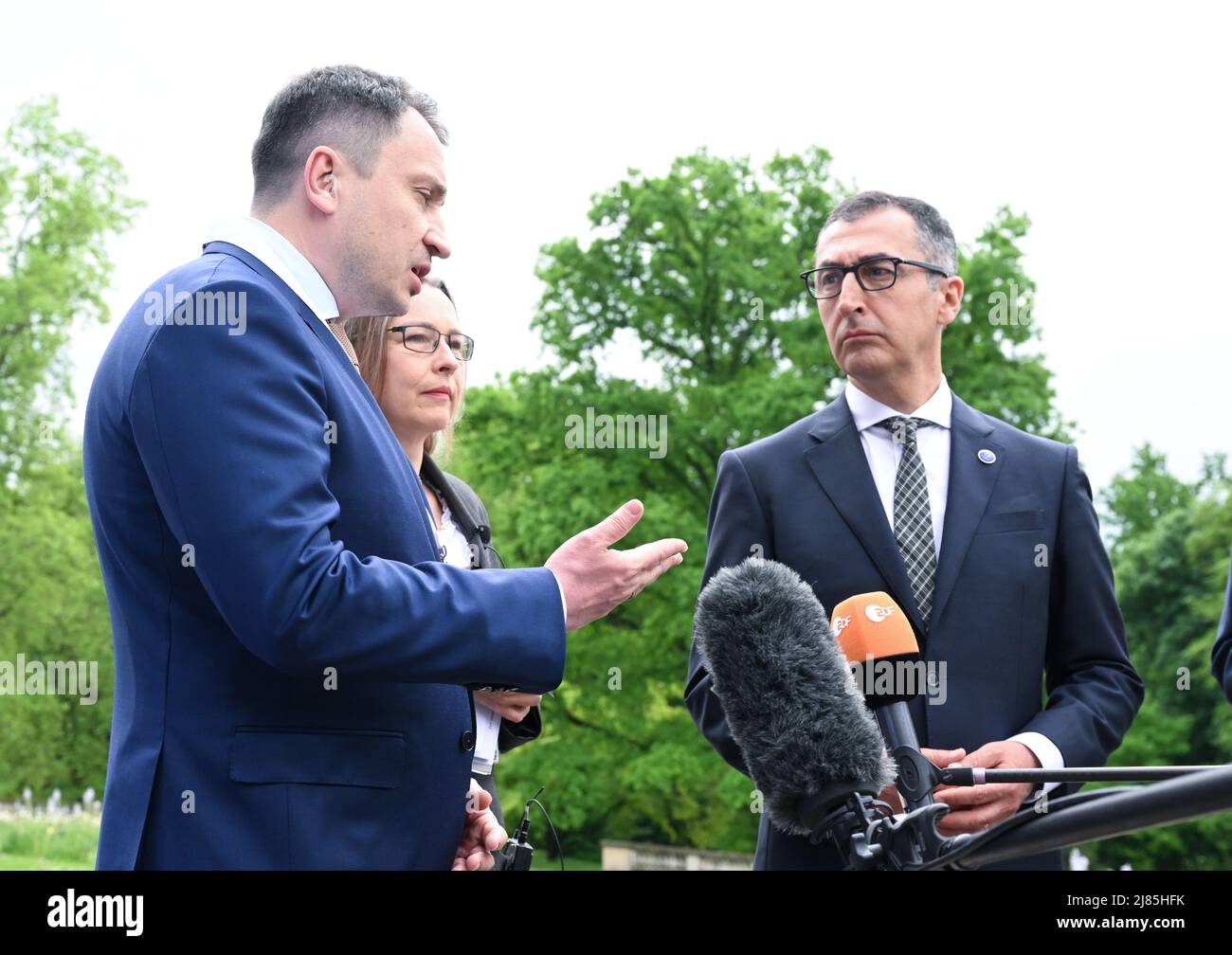 Stuttgart, Deutschland. 13.. Mai 2022. CEM Özdemir (r, Bündnis 90/die Grünen), Bundesminister für Ernährung und Landwirtschaft, und Mykola Solskyj (l), Landwirtschaftsministerin der Ukraine, geben beim Treffen der Landwirtschaftsminister G7 auf Schloss Hohenheim eine Erklärung ab. Quelle: Bernd Weißbrod/dpa/Alamy Live News Stockfoto