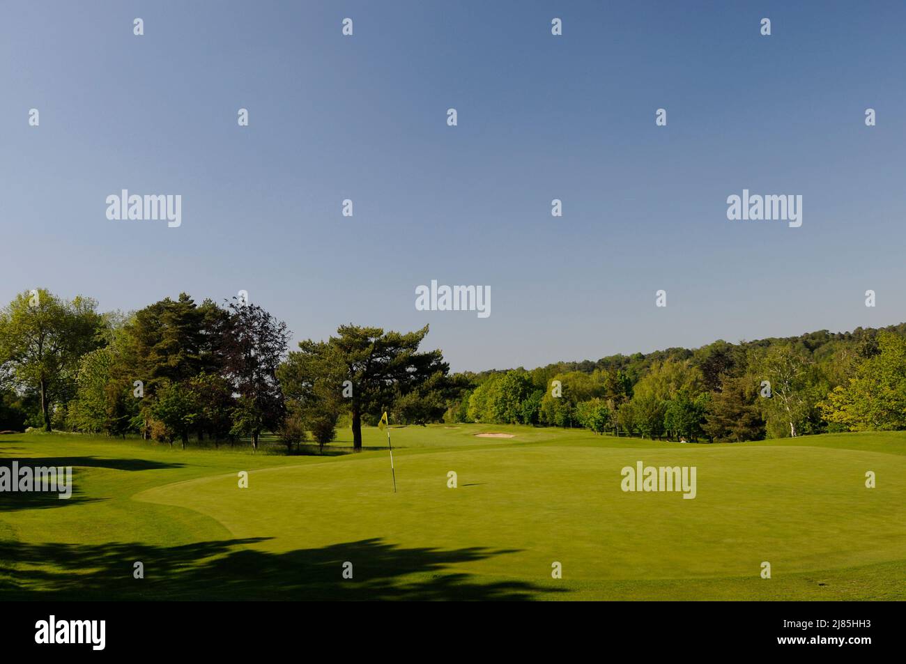 Blick auf den 13. Green mit 9. Fairway im Hintergrund, Croham Hurst Golf Club, Croydon Surrey, England Stockfoto