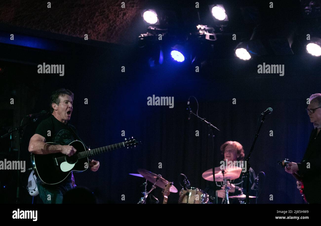 12. Mai 2022, Solana Beach, Kalifornien, USA: Schauspieler und Musiker Dennis Quaid tritt mit seiner Band Dennis Quaid & The Sharks auf. Mr. Quaid ist bekannt für seine Auftritte in einer Vielzahl dramatischer und komödistischer Rollen sowie für eine eklektische Mischung aus Country/Rock/Blues/Volksmusik. (Bild: © Rishi Deka/ZUMA Press Wire) Stockfoto