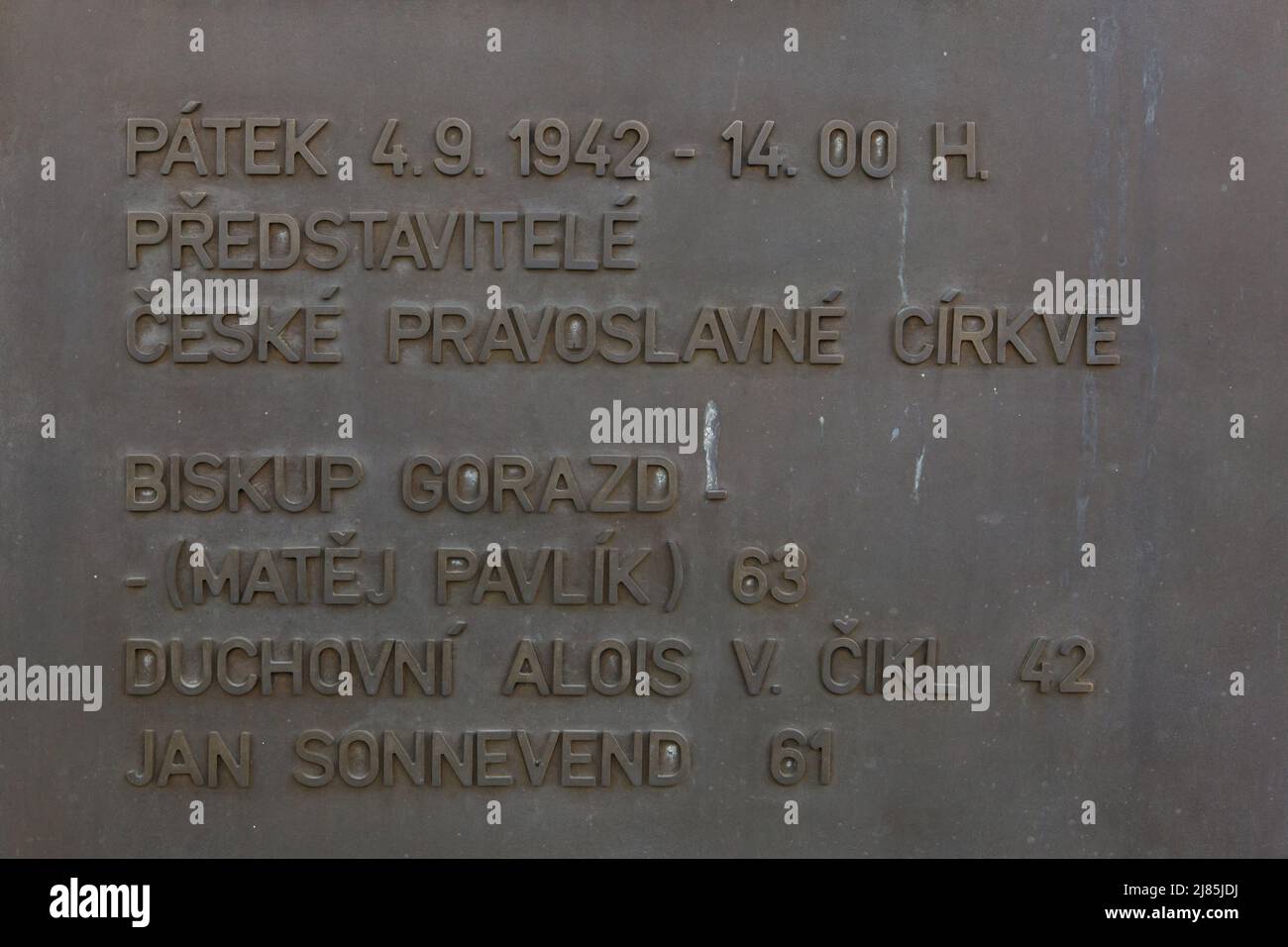 Gedenktafeln mit den Namen der während der Nazi-Besatzung im Gebiet des Schießschanzens Kobylisy (Kobyliská Střelnice) in Prag, Tschechische Republik, hingerichteten Personen. Das Gelände des ehemaligen militärischen Schießstandbereichs wurde während der Nazi-Besatzung für Massenexekutionen genutzt. Hier wurden am 4. September 1942 um 2 Uhr der tschechoslowakische orthodoxe Bischof Gorazd (Matěj Pavík) und die auf der Tafel aufgeführten orthodoxen Priester Alois Václav Čikl und Jan Sonnenveld hingerichtet Stockfoto