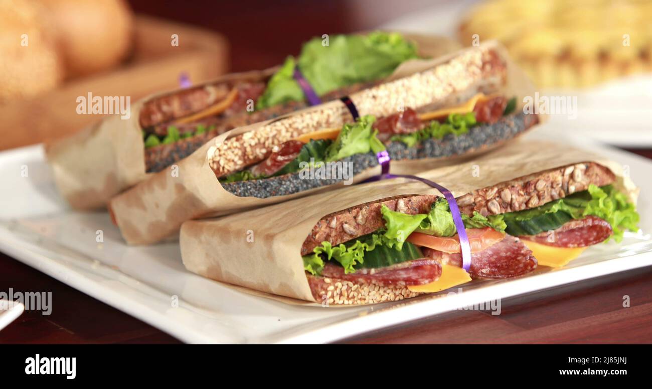 Bild des Planeten Erde und übergibt frische Bio-Sandwiches und Brötchen Stockfoto