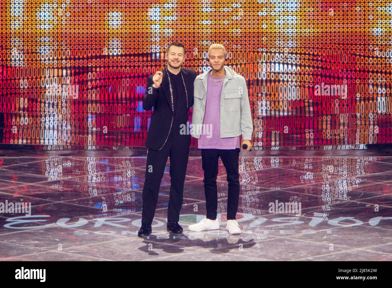 Turin, Italien. 12. Mai 2022. Der deutsche Sänger Malik Harris (rechts) auf der Bühne mit Alessandro Cattelan im zweiten Halbfinale des Eurovision Song Contest. Kredit: Marco Destefanis / Alamy Live Nachrichten Stockfoto