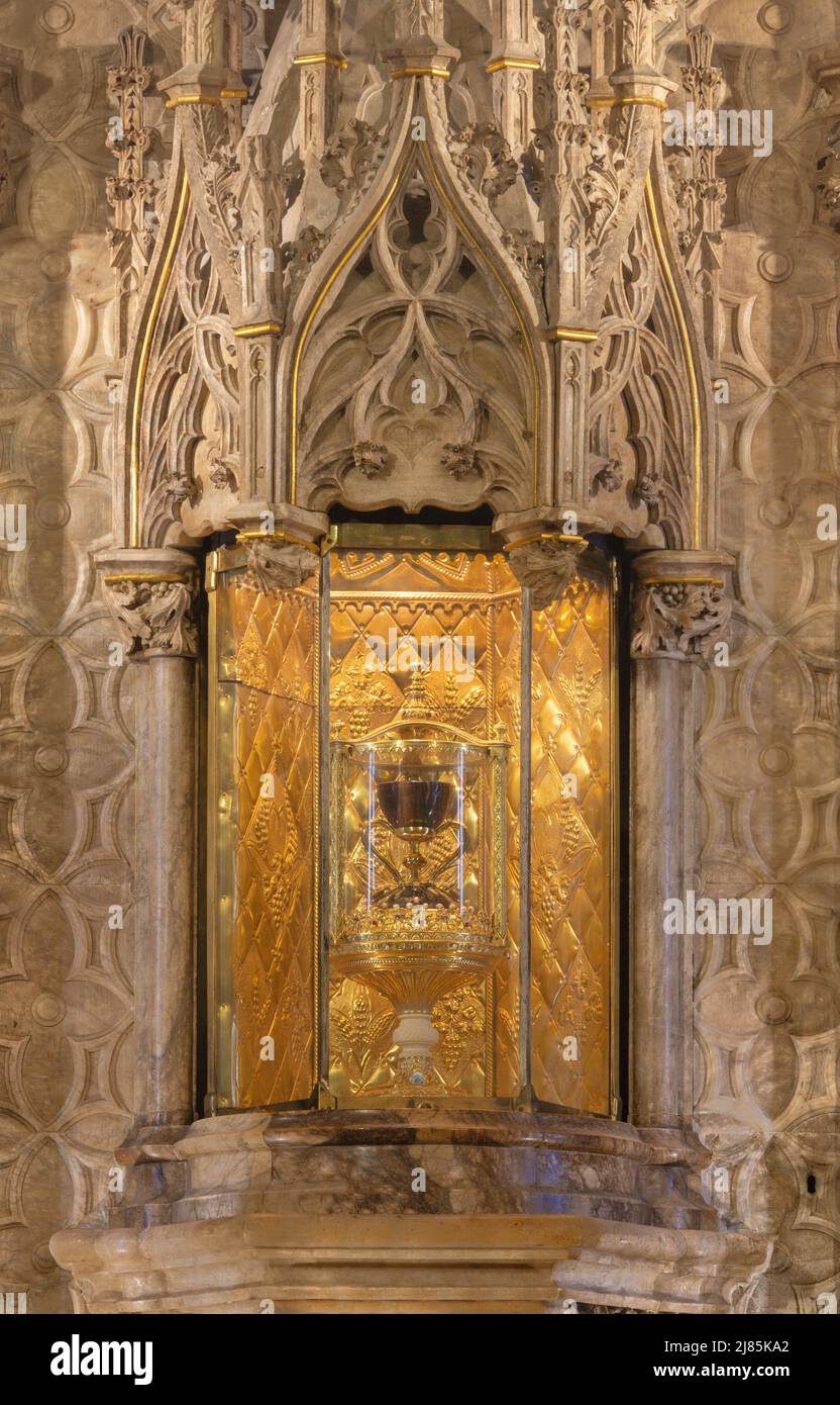VALENCIA, SPANIEN - 14. FEBRUAR 2022: Das Detail des gotischen Altars der Kapelle des Heiligen Kelches die Kathedrale. Stockfoto