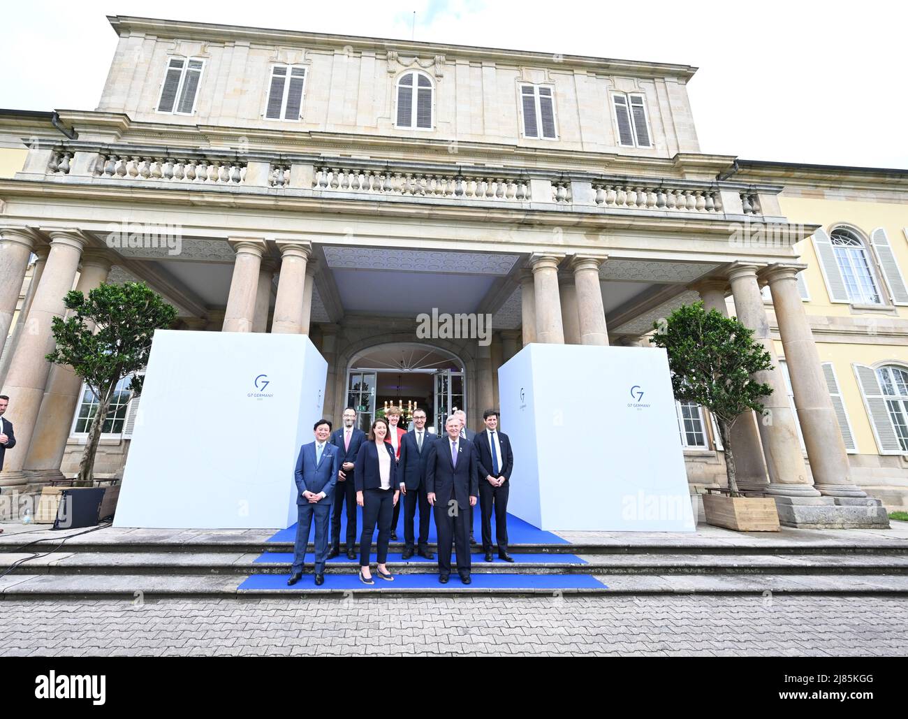 Stuttgart, Deutschland. 13.. Mai 2022. Vor dem Beginn der Konferenz stehen die G7 Landwirtschaftsminister vor Schloss Hohenheim zusammen. Quelle: Bernd Weißbrod/dpa/Alamy Live News Stockfoto