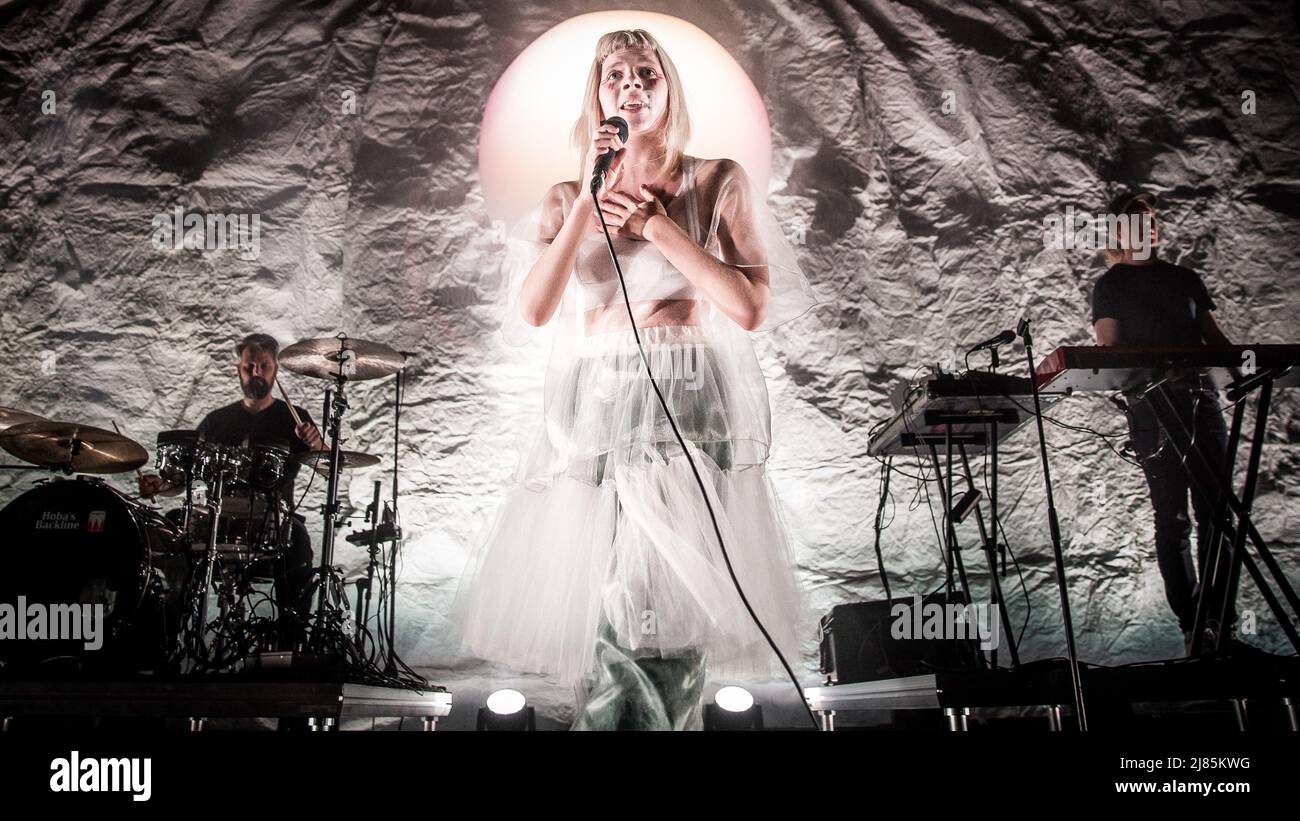Die norwegische Künstlerin Aurora Aksnes spielt live auf der Bühne in Norwegen Stockfoto