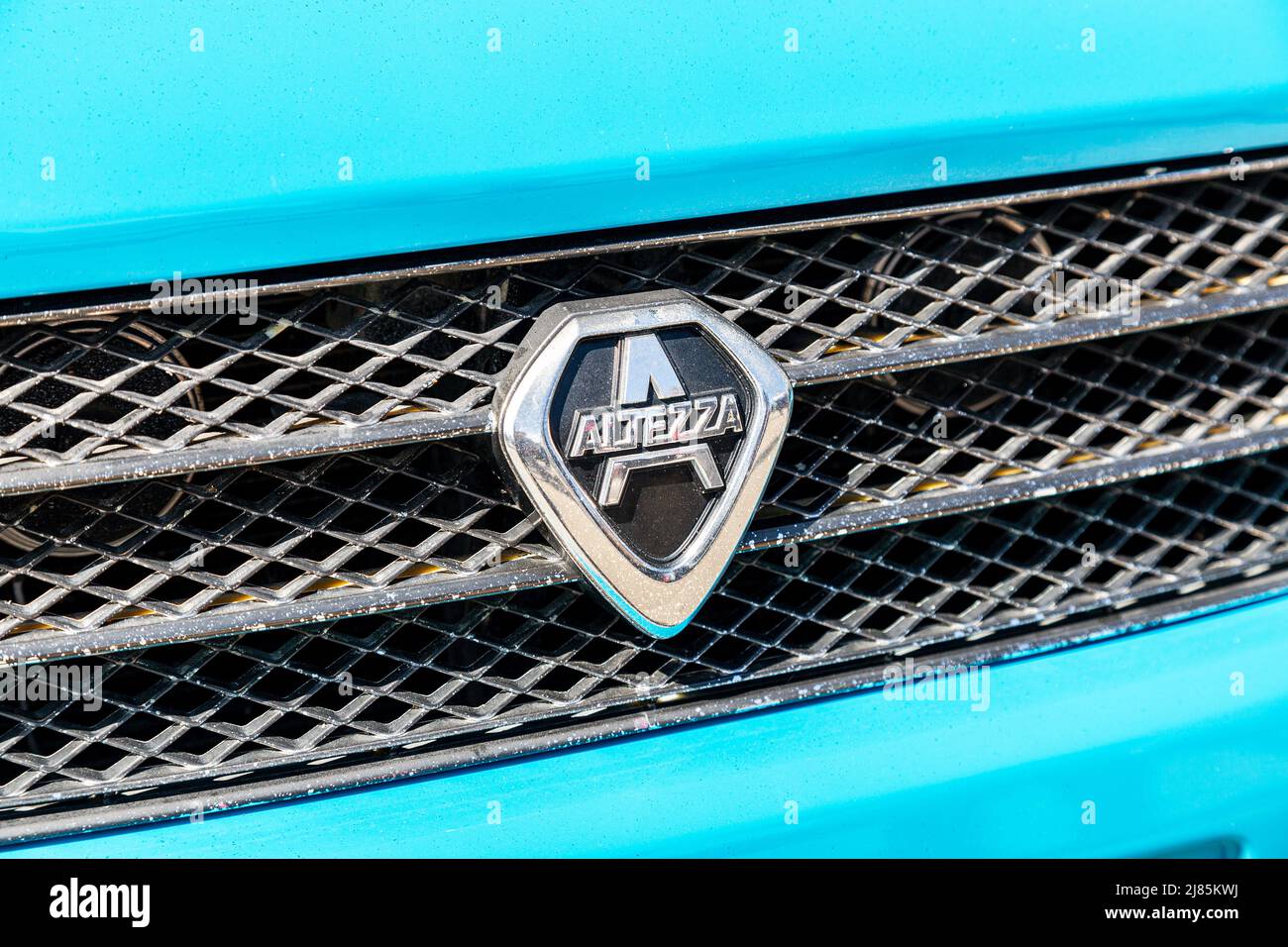 Samara, Russland - 8. Mai 2022: Nahaufnahme des Toyota Altezza-Logos auf dem Auto Stockfoto