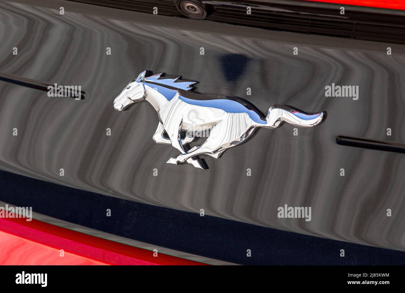 Samara, Russland - 8. Mai 2022: Ford Mustang Logo auf dem Auto. Der Ford Mustang ist ein amerikanisches Automobil, das von Ford hergestellt wird Stockfoto