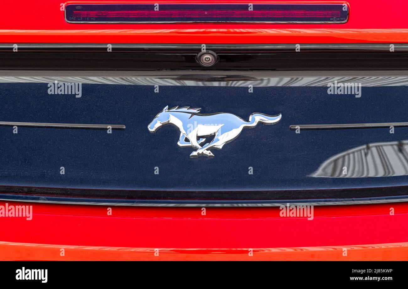 Samara, Russland - 8. Mai 2022: Ford Mustang Logo auf dem Auto. Der Ford Mustang ist ein amerikanisches Automobil, das von Ford hergestellt wird Stockfoto