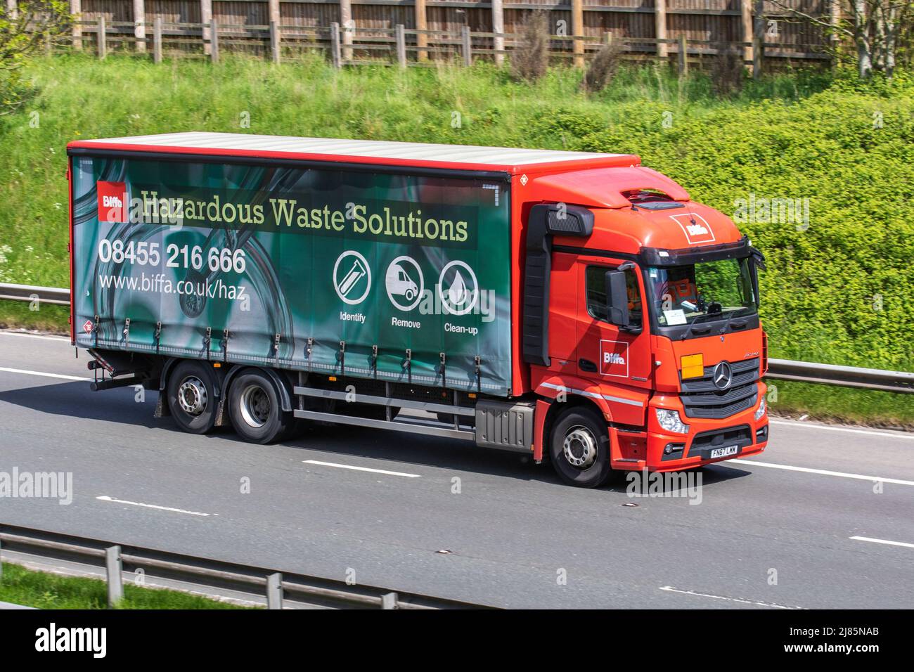 BIFFA Sondermüll Solutions; 2017 roter Mercedes-Benz 10677cc Diesel-Starrtruck Stockfoto