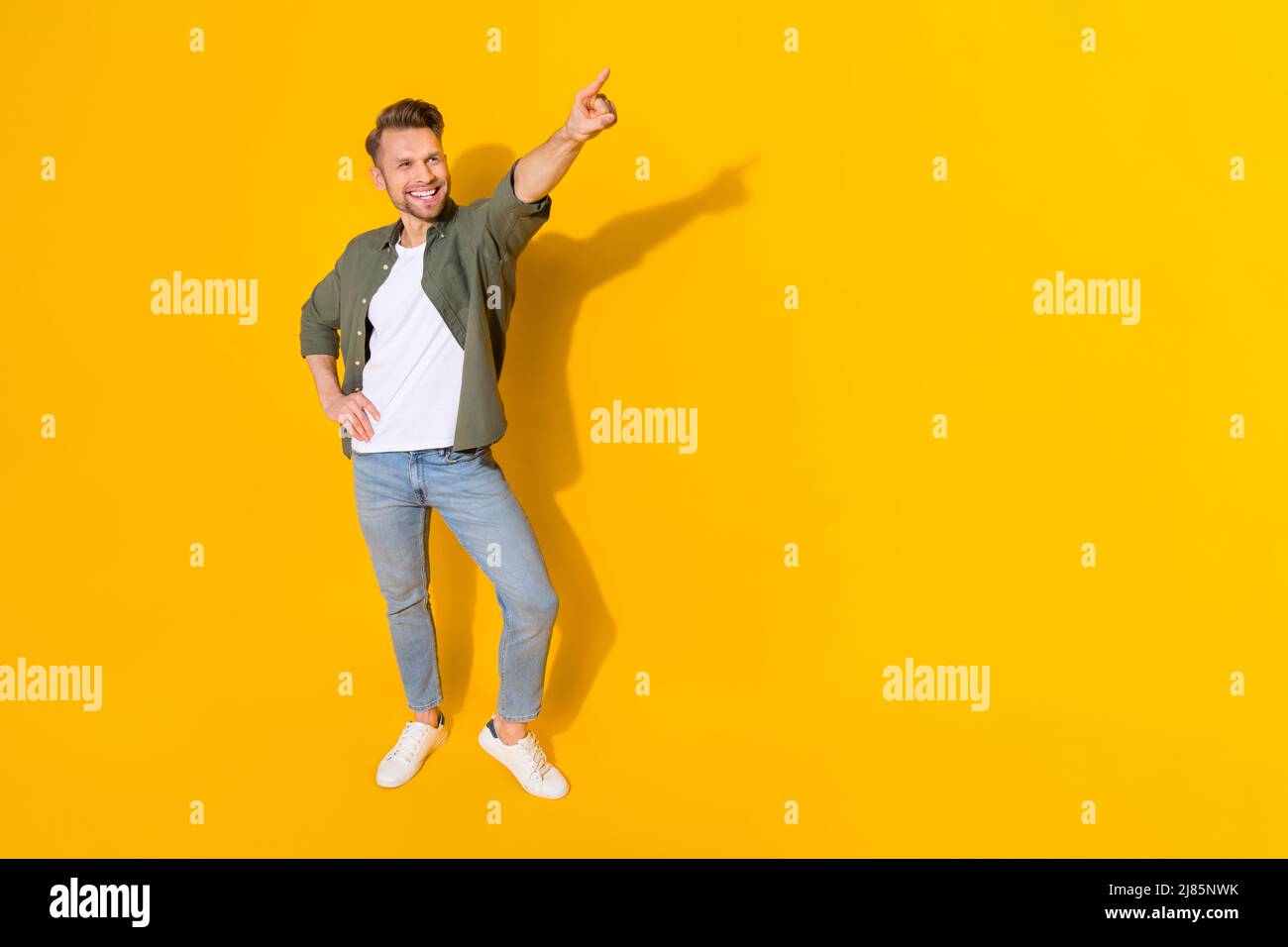 In voller Länge Körpergröße Ansicht der attraktiven fröhlichen Kerl tanzen bewegen verbringen Abend isoliert über helle gelbe Farbe Hintergrund Stockfoto