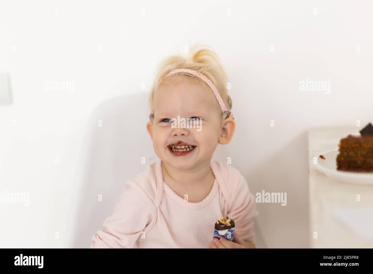 Cochlea-Implantat für Babys. Taubes Kind mit Hörgerät zu Hause Stockfoto