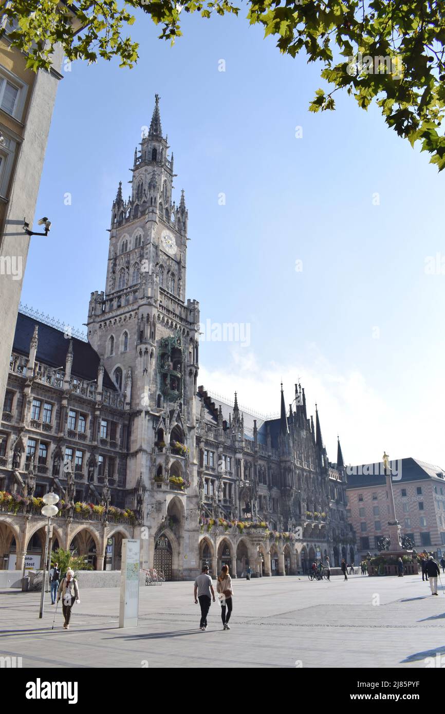 Ansicht des Rathauses auf dem alten Marienplatz in München, Deutschland, am 2021. September Stockfoto