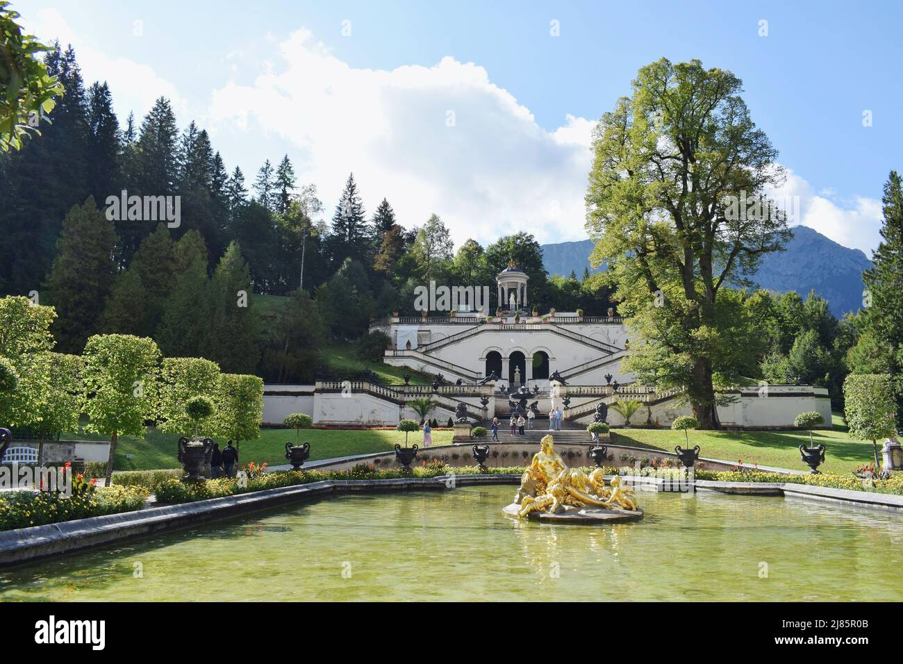 Blick auf den Garten des Schlosses Linderhof (im Südwesten Bayerns, nahe dem Dorf Ettal) und eine Goldene Frau- und Kinderstatue. Ettal, Bayern, Deutschland Stockfoto