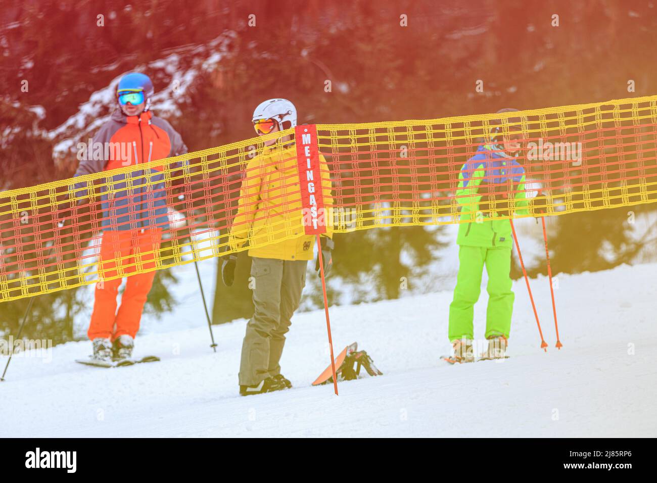 Ski, Skifahrer, Wintersport - Portrait von glücklichen Skifahrern Stockfoto