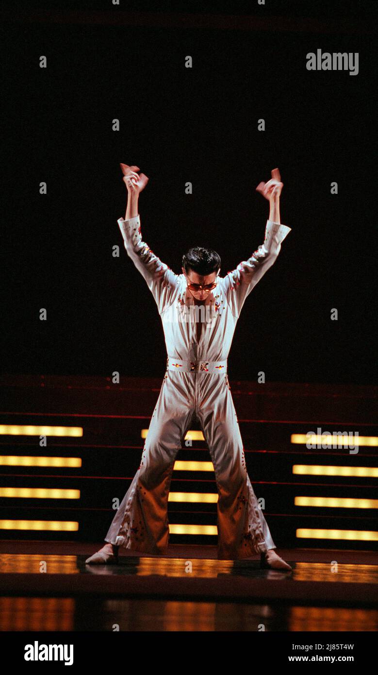 Juan Rodriguez in THE KING presented by the Peter Schaufuss Ballet at Sadler’s Wells, London EC1 27/04/2000 Design: Steven Scott Choreographie & Regie: Peter Schaufuss Stockfoto