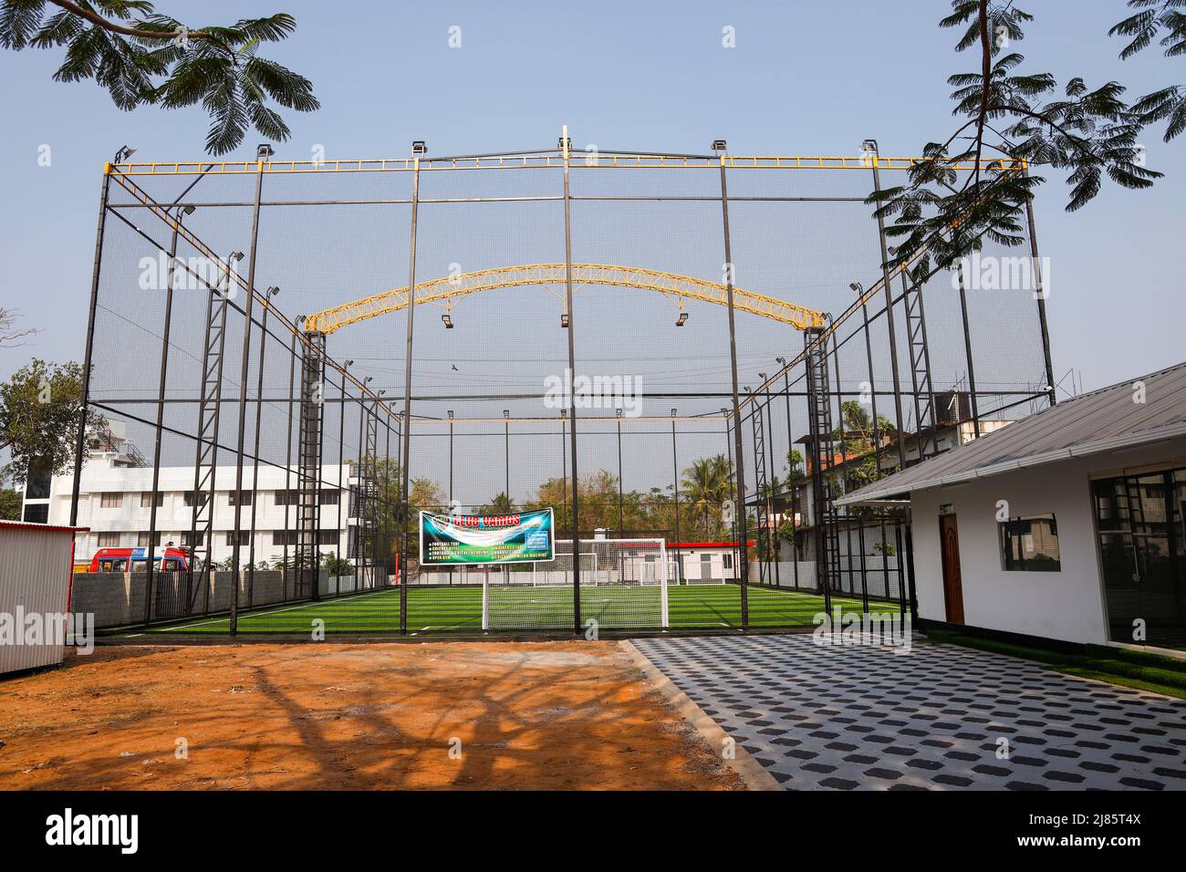 Fußballclub Vamos Spielfeld umgeben von hohen Schutzzaun in Kollam, Kerala, Indien. Stockfoto