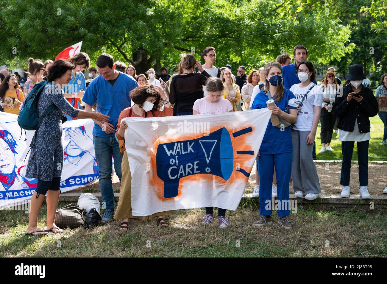 12.05.2022, Berlin, Deutschland, Europa - Mitarbeiter und Auszubildende der Pflegeberufe protestieren bei einer Demonstration unter dem Motto 'Walk of Care'. Stockfoto