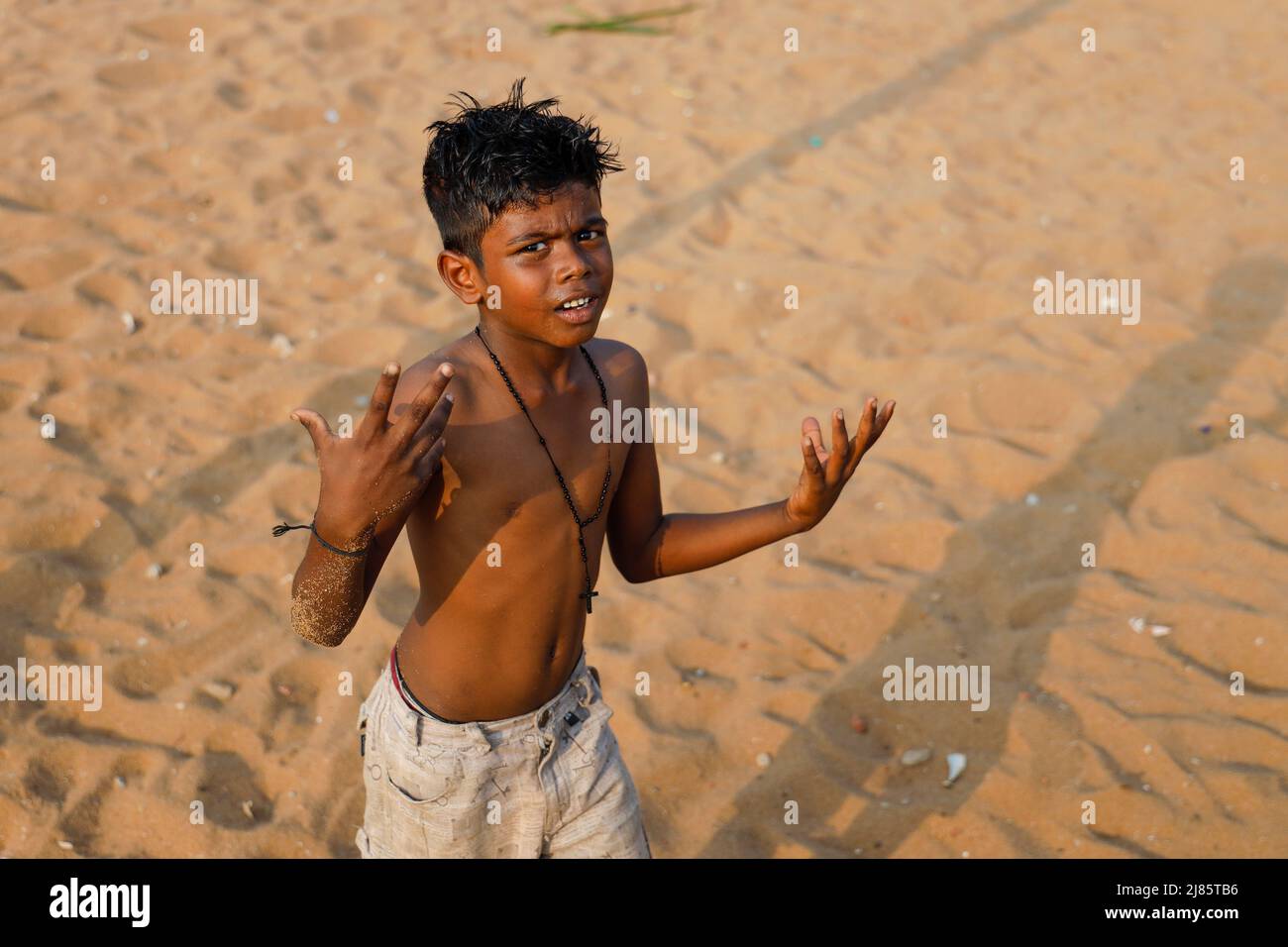 Junge Jungen nach dem Fußballspielen in Tangassery, Thangassery, Kerala, Indien. Stockfoto