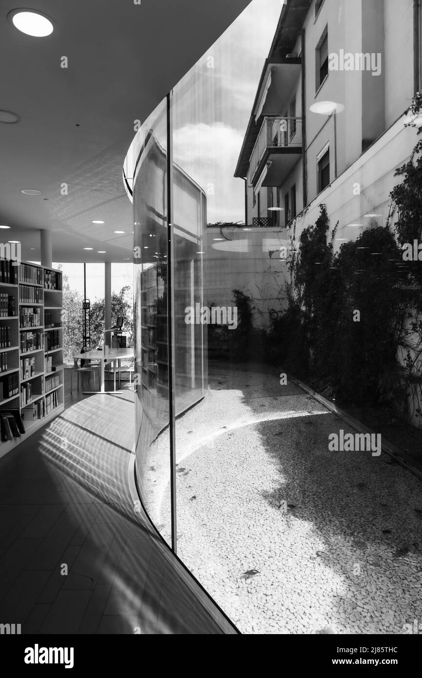 Stadtbibliothek Maranello, entworfen von Pritzker, ausgezeichnet mit dem japanischen Architekten Isozaki Arata und dem italienischen Co-Designer Andrea Maffei. Fertig Gestellt 2012. Stockfoto