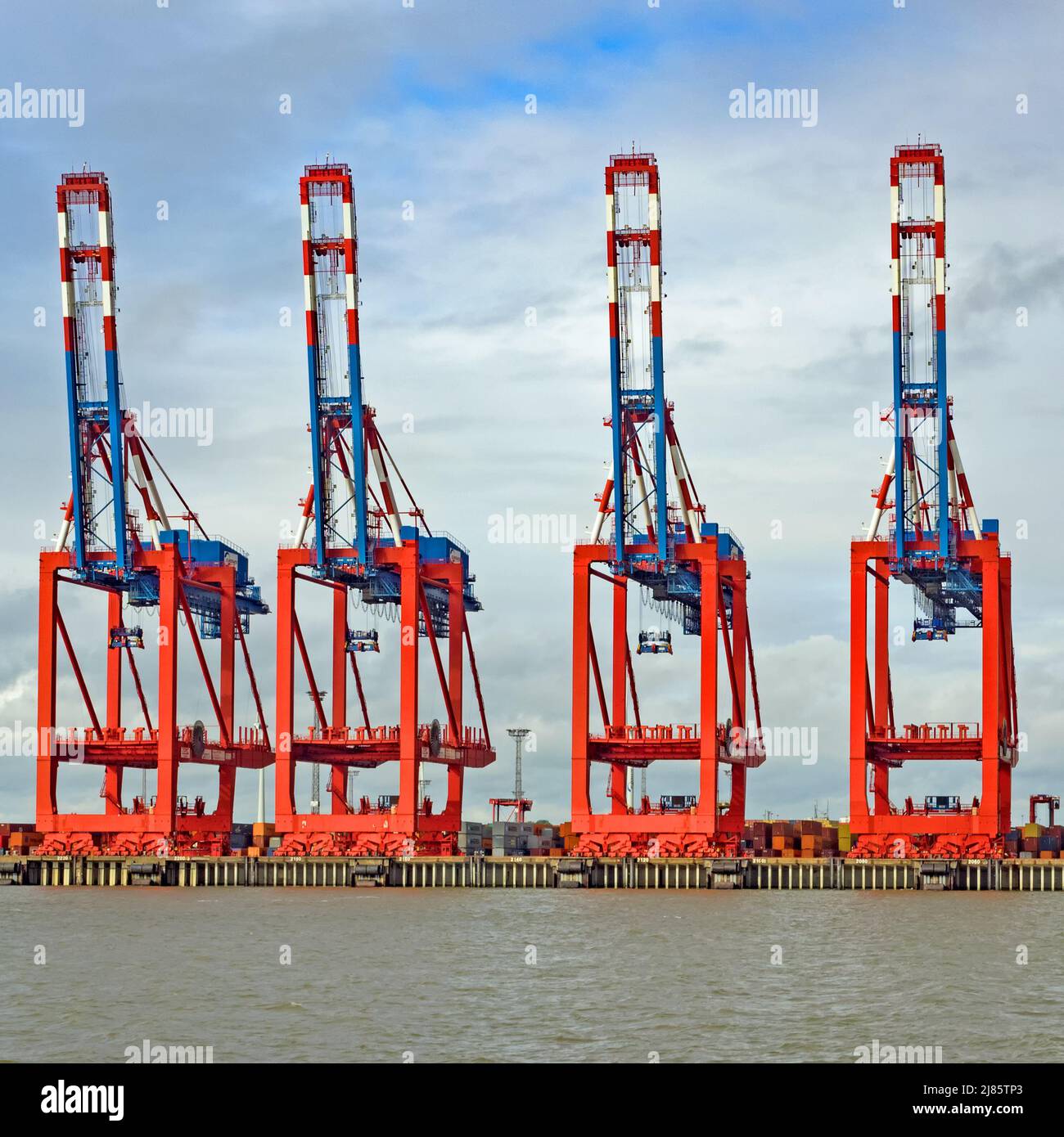 Bremerhaven, Bremen, Deutschland - 16. Juli 2017: Container-Portalkrane Hafenkrane im Hafen von Bremerhaven, Bremen Stockfoto