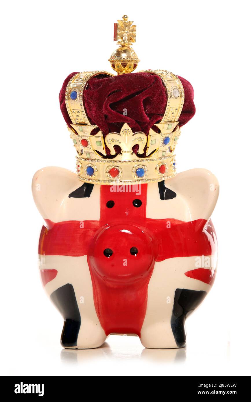 Sparschwein trägt eine Krone isoliert auf weißem Hintergrund Stockfoto