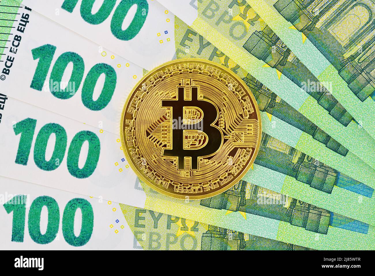 Bitcoin und 100 Euro-Scheine, Nahaufnahme Stockfoto