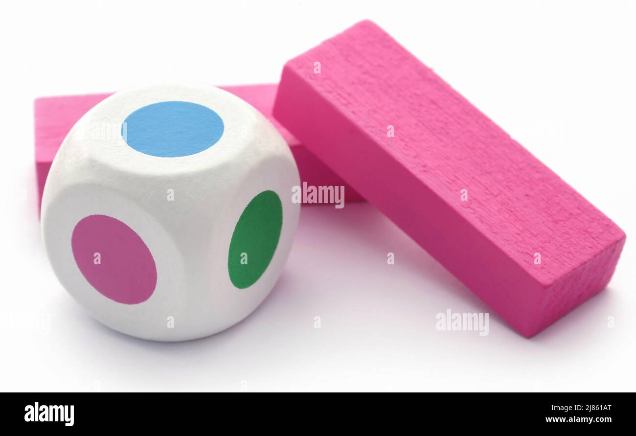 Jenga Spiel der bunte Holzklötze auf weißem Hintergrund Stockfoto