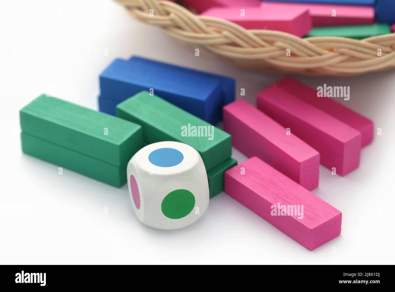 Jenga Spiel der bunte Holzklötze auf weißem Hintergrund Stockfoto