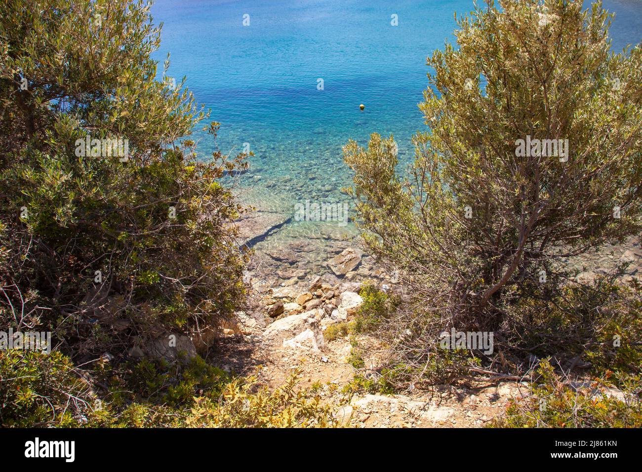 Unberührte Küste im Mittelmeer. Die Landschaft von Meer und Sträuchern. Reisekonzept. Stockfoto