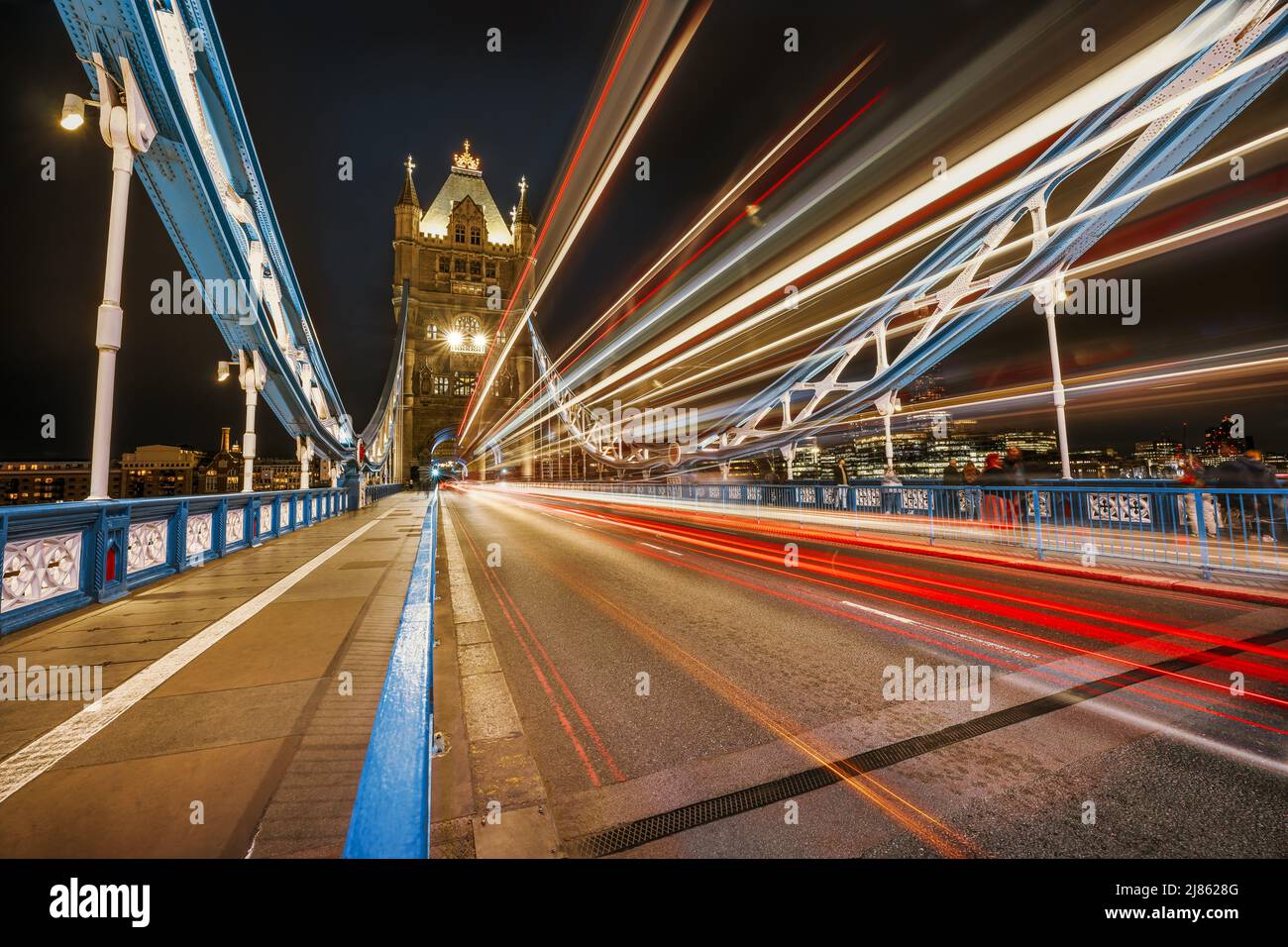 Die berühmte Tower Bridge in london bei Nacht Stockfoto