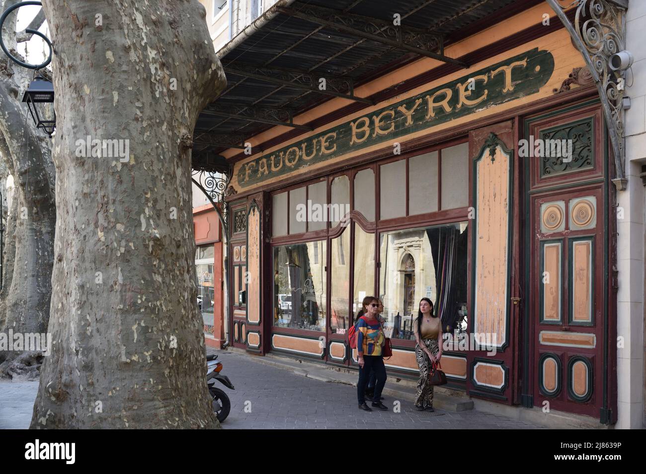 Touristen & Belle Epoque, Art Nouveau oder Vintage Ladenfront, Fauque Beyret, Altstadt oder Historisches Viertel Isle-sur-la-Sorgue Vaucluse Provence Frankreich Stockfoto