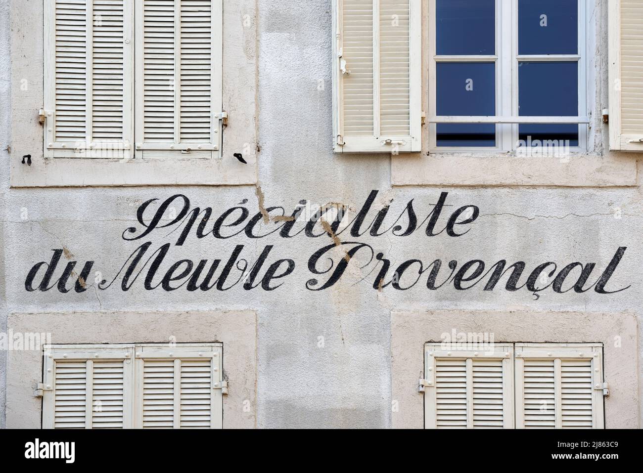 Vintage oder Old Painted Wall Anzeige oder Werbung für einen Möbelladen oder Möbelhersteller L'Isle-sur-la-Sorgue Vaucluse Provence Frankreich Stockfoto Vintage oder Old Painted Wall Anzeige oder Werbung für einen Möbelladen oder Möbelhersteller L'Isle-sur-la-Sorgue Vaucluse Provence Frankreich Stockfoto