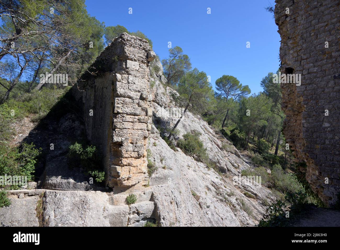 Überreste des ruinierten römischen Aquädukts, Staudamms oder Staudamms, der in römischer Zeit Wasser nach Aquae Sextius in Le Tholonet Aix-en-Provence brachte Stockfoto