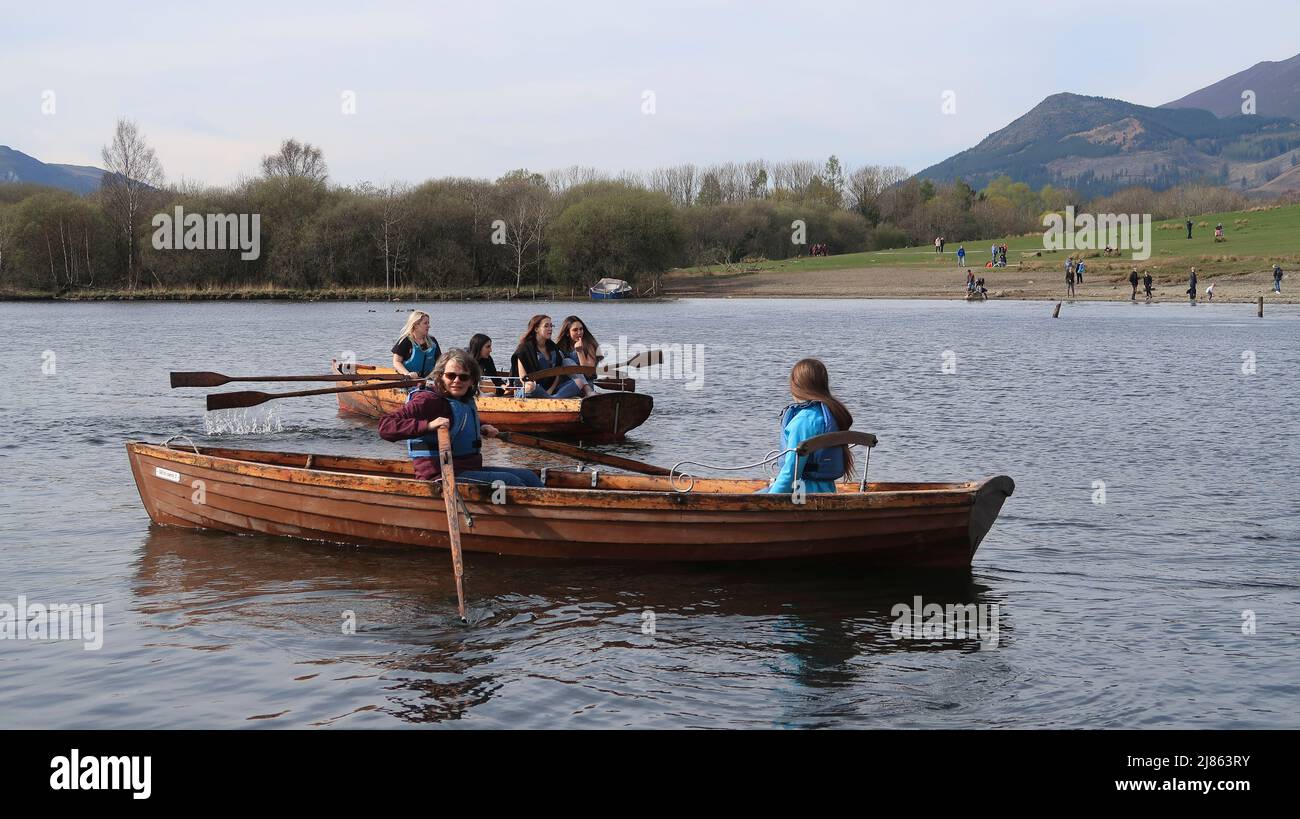 Touristen auf gemietetem Ruderboot im Lake District Stockfoto
