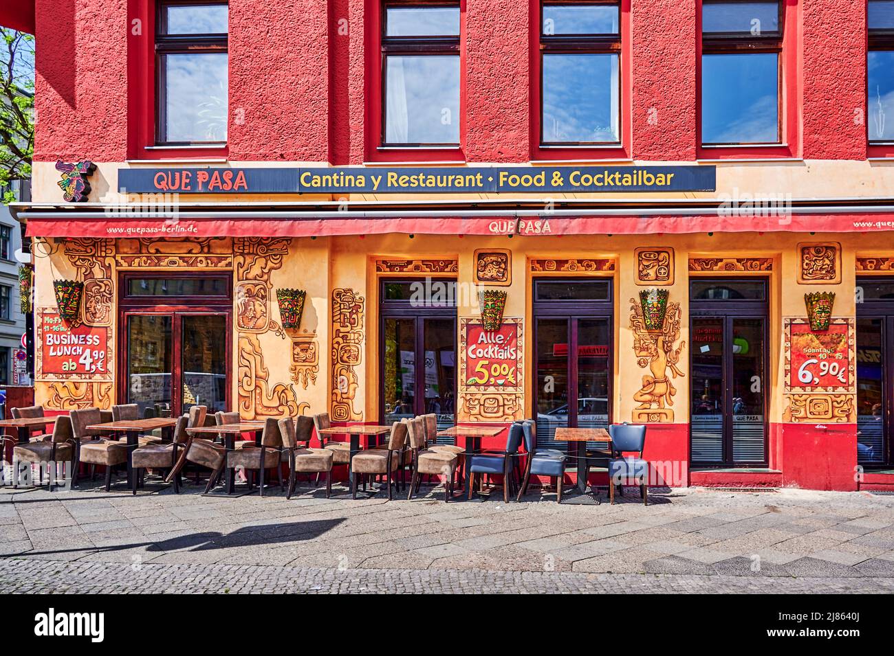 Berlin, Deutschland - 11. Mai 2022: Typisches Stadtbild von Berlin-Kreuzberg in der Nachbarschaft der Bergmann-Straße. Stockfoto