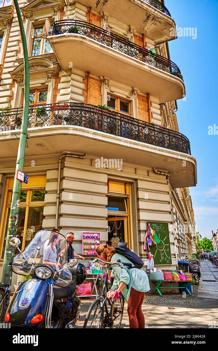 Berlin, Deutschland - 11. Mai 2022: Typisches Stadtbild von Berlin-Kreuzberg in der Nachbarschaft der Bergmann-Straße. Stockfoto