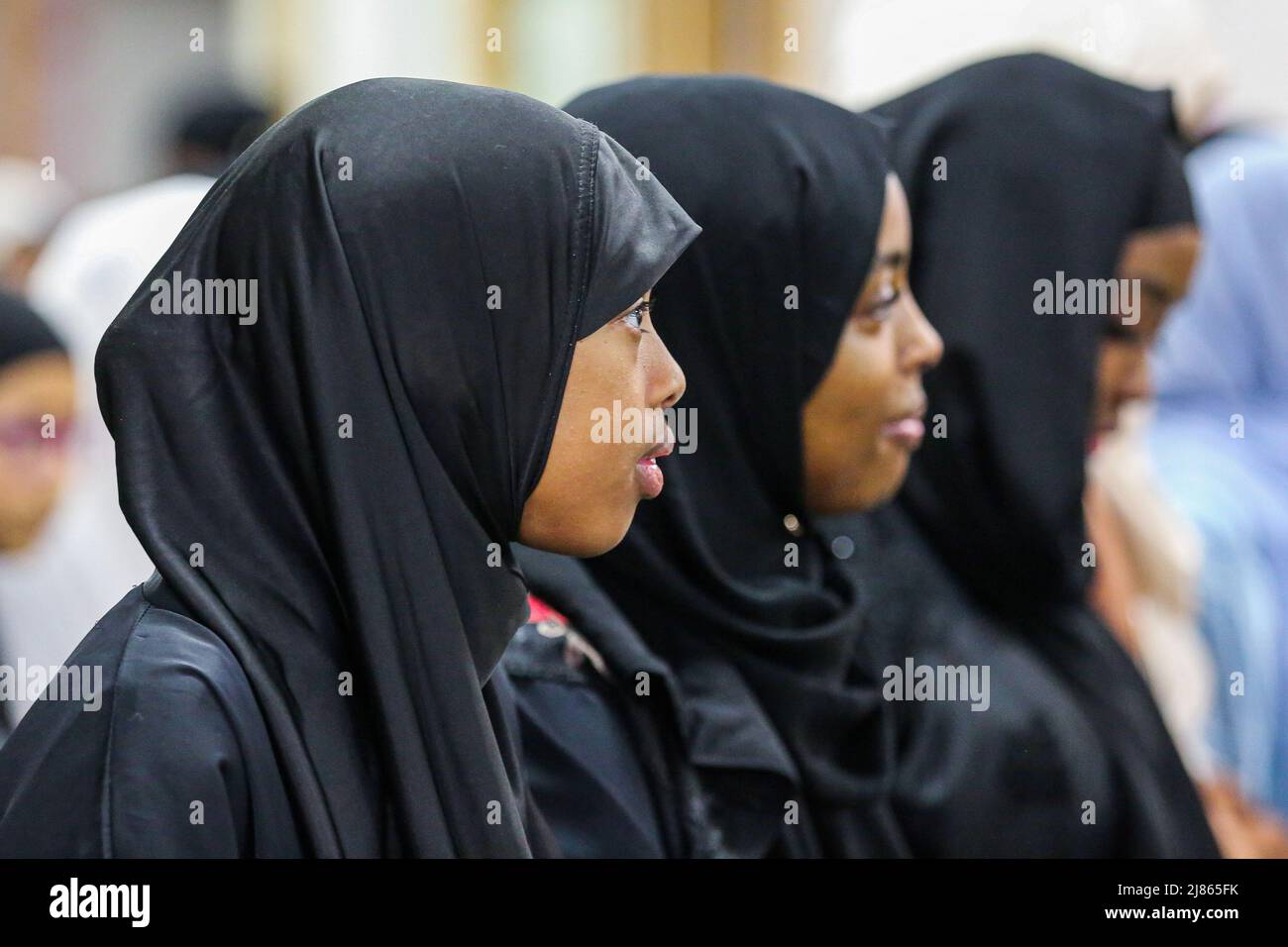 Muslimische Frauen verlassen eine Moschee, nachdem sie am Morgen gebetet haben. Stockfoto