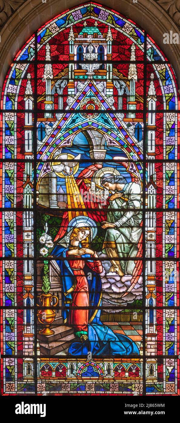 VALENCIA, SPANIEN - 17. FEBRUAR 2022: Die Verkündigung in neogotischer Glasmalerei der Kirche Basilica de San Vicente Ferrer. Stockfoto