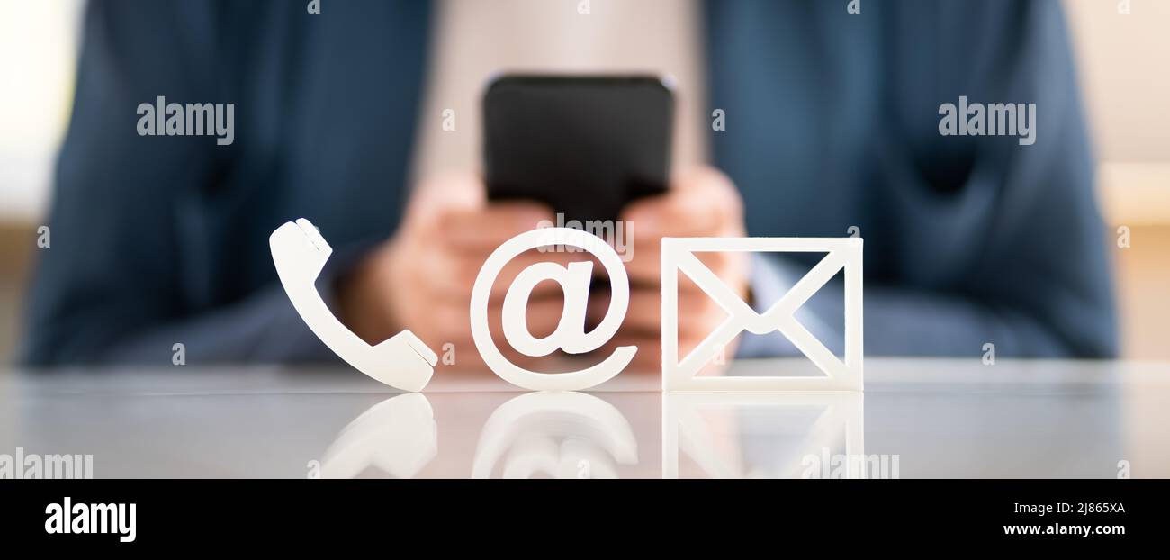 Kontaktieren Sie Uns E-Mail Marketing Und Social Media Post Stockfoto