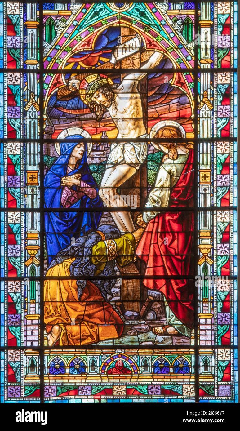 VALENCIA, SPANIEN - 17. FEBRUAR 2022: Die Kreuzigung in neugotischer Glasmalerei der Kirche Basilica de San Vicente Ferrer. Stockfoto