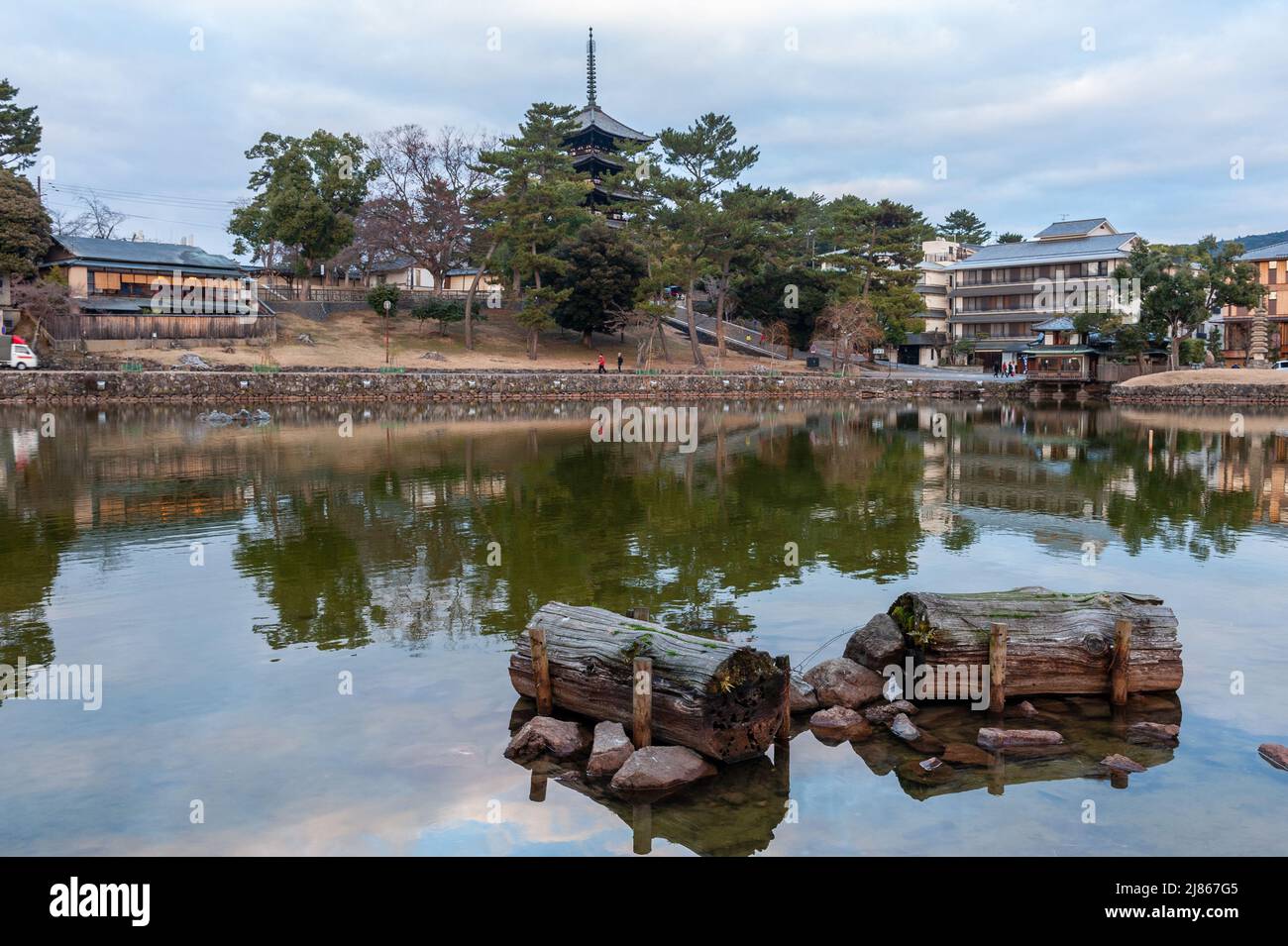 Nara, Japan - 5. Januar 2020. Außenaufnahme des Sonnenuntergangs vom Sarusawa Pond Park in Nara. Nara ist eine historische Stadt in Japan, berühmt für ihre vielen Tempel und Schreine. Viele Menschen besuchen die ersten Tage des neuen Jahres. Stockfoto