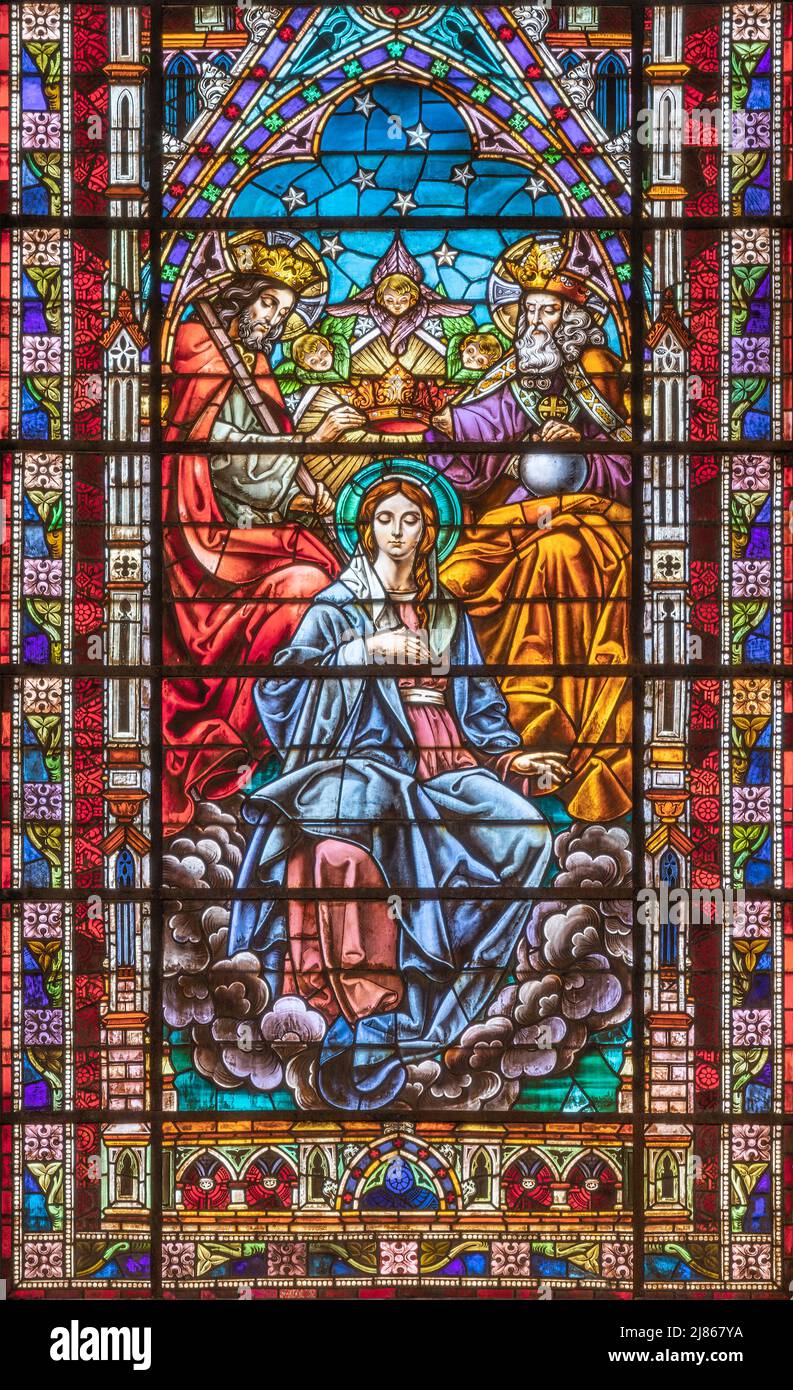 VALENCIA, SPANIEN - 17. FEBRUAR 2022: Die Krönung der Jungfrau Maria in neogotischer Glasmalerei der Kirche Basilica de San Vicente Ferrer. Stockfoto