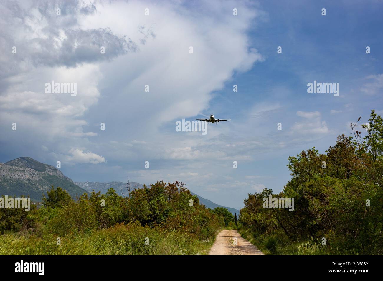 Modernes Passagierflugzeug, das zur Landung eingeht Stockfoto
