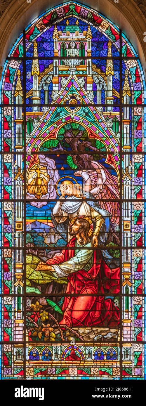 VALENCIA, SPANIEN - 17. FEBRUAR 2022: Das Gebet Jesu im Garten Gethsemane in neogotischer Glasmalerei der Kirche Basilica de San Vicente Ferrer. Stockfoto