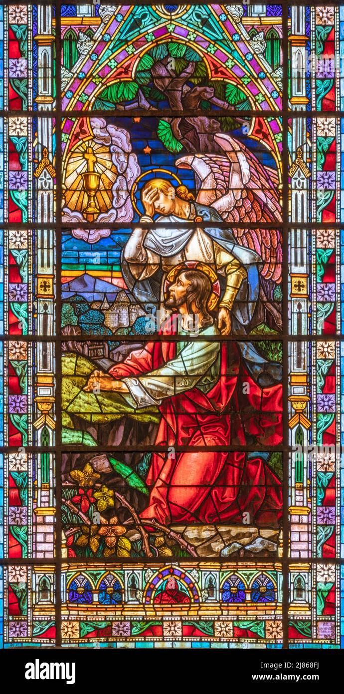VALENCIA, SPANIEN - 17. FEBRUAR 2022: Das Gebet Jesu im Garten Gethsemane in neogotischer Glasmalerei der Kirche Basilica de San Vicente Ferrer. Stockfoto