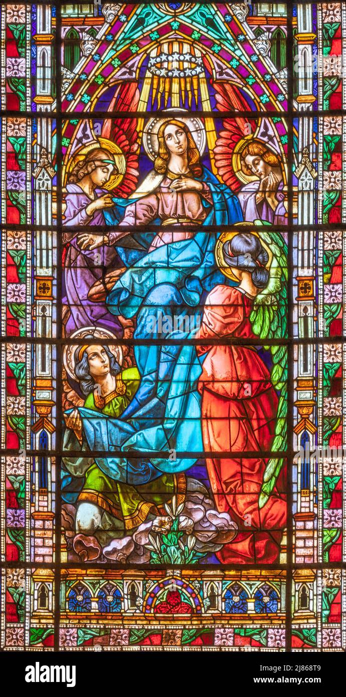 VALENCIA, SPANIEN - 17. FEBRUAR 2022: Die Himmelfahrt in neogotischer Glasmalerei der Kirche Basilica de San Vicente Ferrer. Stockfoto