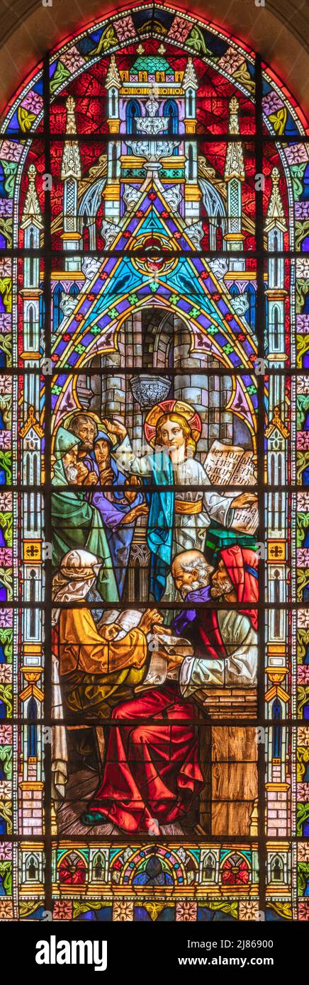 VALENCIA, SPANIEN - 17. FEBRUAR 2022: Der zwölfjährige Jesus im Tempel in neugotischer Glasmalerei der Kirche Basilica de San Vicente Ferrer. Stockfoto