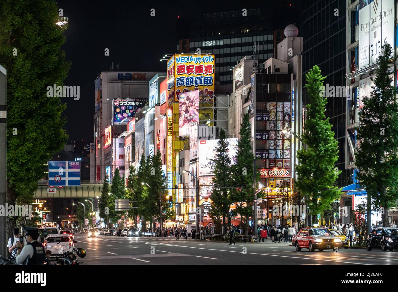 Tokio, Japan - 2019. April: Nachtstraßen im Shibuya-Viertel in Tokio, Japan Stockfoto