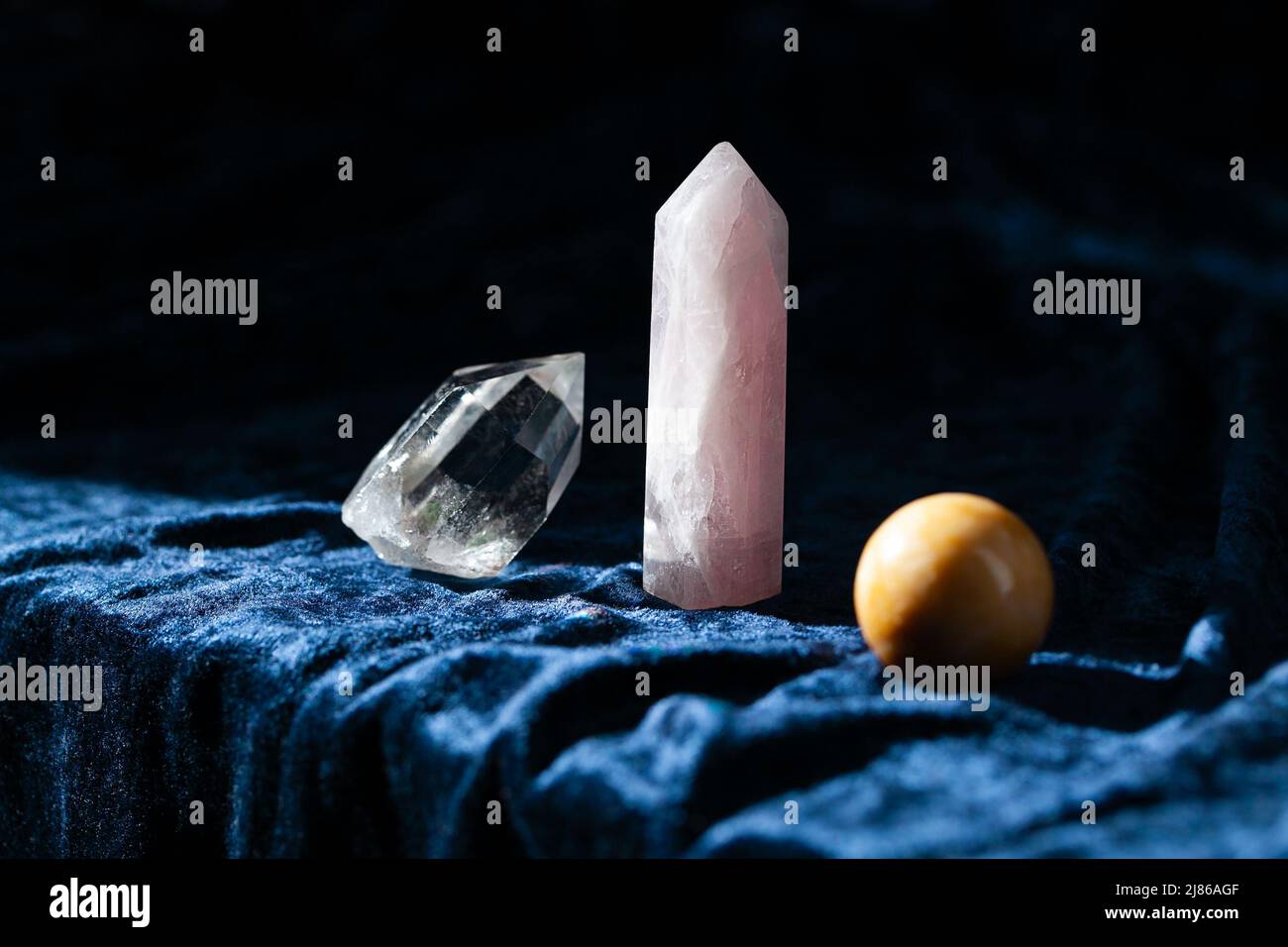 Verschiedene Edelsteine Mineralien auf dunklem Hintergrund für spirituelle Praxis. Konzept der Heilkristalle Stockfoto